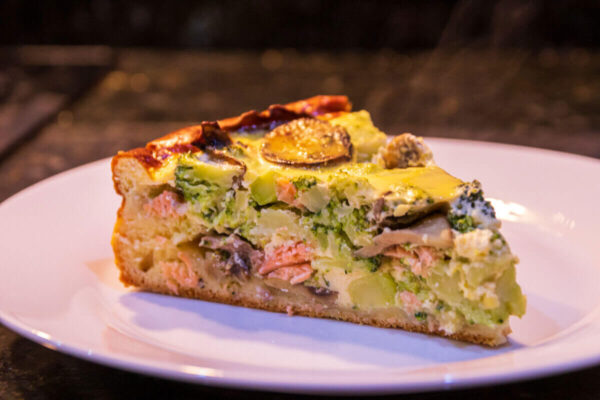 1588055274 Canis Road Ratgeber - Lachskuchen Stück auf Teller