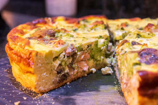 1588055274_003 Canis Road Ratgeber - Lachskuchen Stück auf Teller