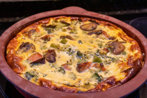 1588055274_004 Canis Road Ratgeber - Lachskuchen Stück auf Teller