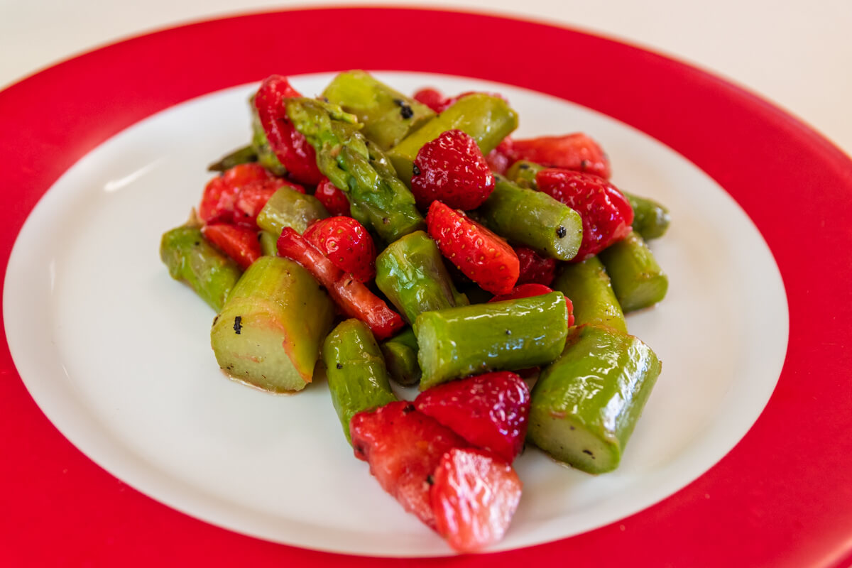 Salat vom grünen Spargel mit Erdbeeren