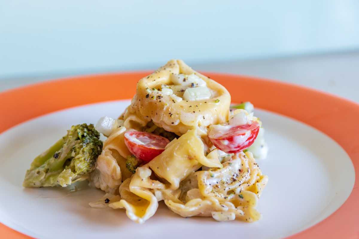 Feiner Tortellini Salat aus der Campingküche