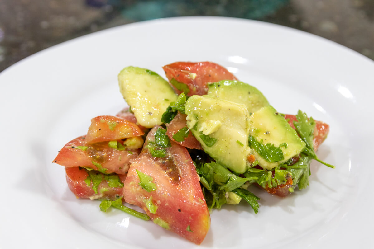 Peruanischer Avocado Tomaten Salat