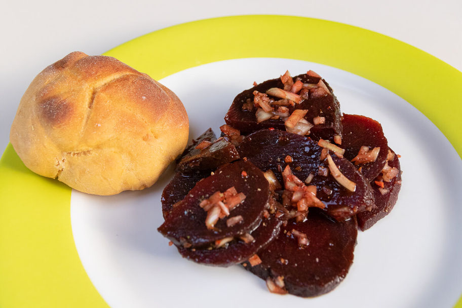 Süßkartoffel-Brötchen mit Rote Beete Salat