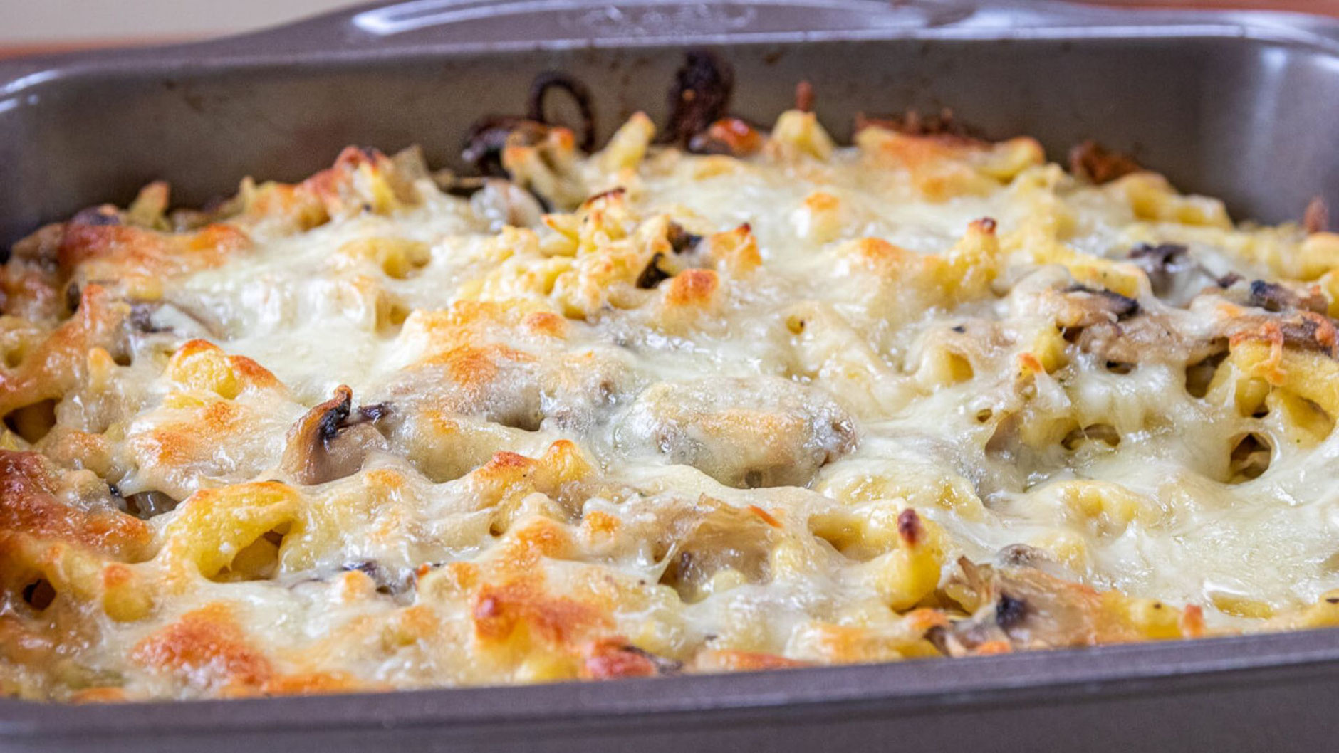 Überbackene Käsespätzle mit Champignons