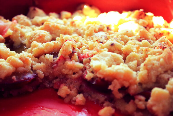 Genialer Zwetschgen-Crumble zwetschgenkuchen campingrezept backen im wohnmobil 002
