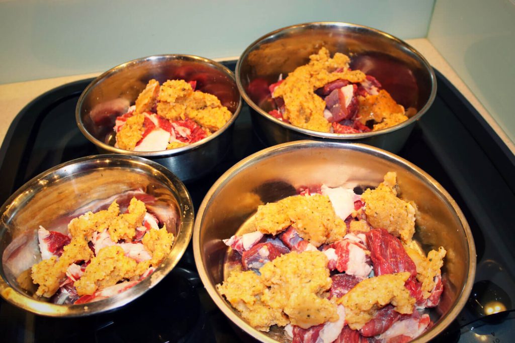 Hundefutter selbst machen Hunderezept mit Rind in Schüsseln zum Selbermachen mit Canis Road