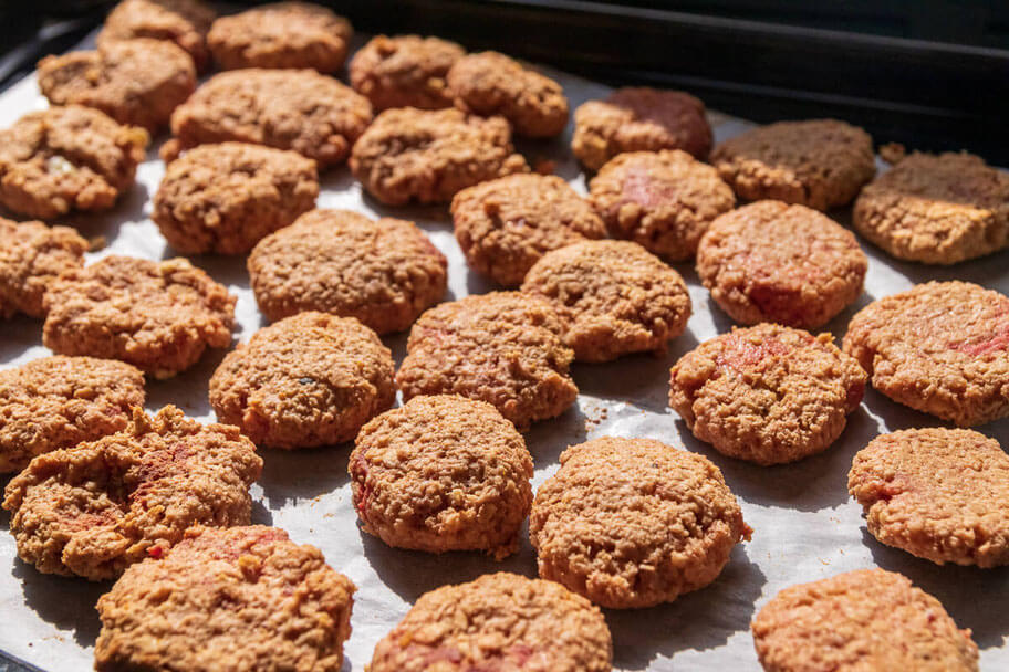Leberwurst Hundeleckerlies für effektives Hundetraining - Einfaches Rezept Selbstgemachte Hundeleckerlies auf Leberwurst von Canis Road