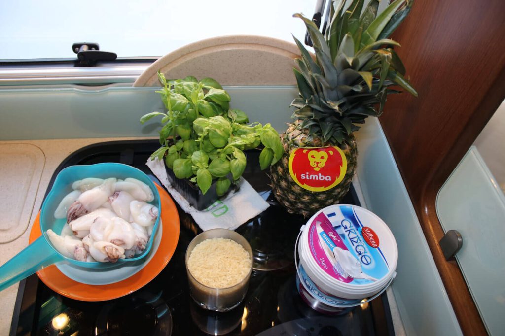 Hundefutter selbst machen Canis Road Kochen für Hunde selber kochen - Rezept Zutaten auf Tisch