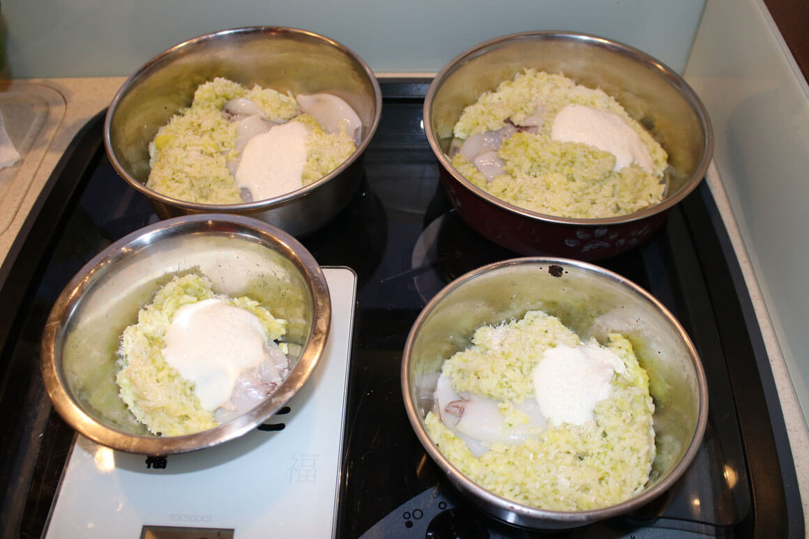 Octopus mit Ananas und Reis svg+xml;charset=utf