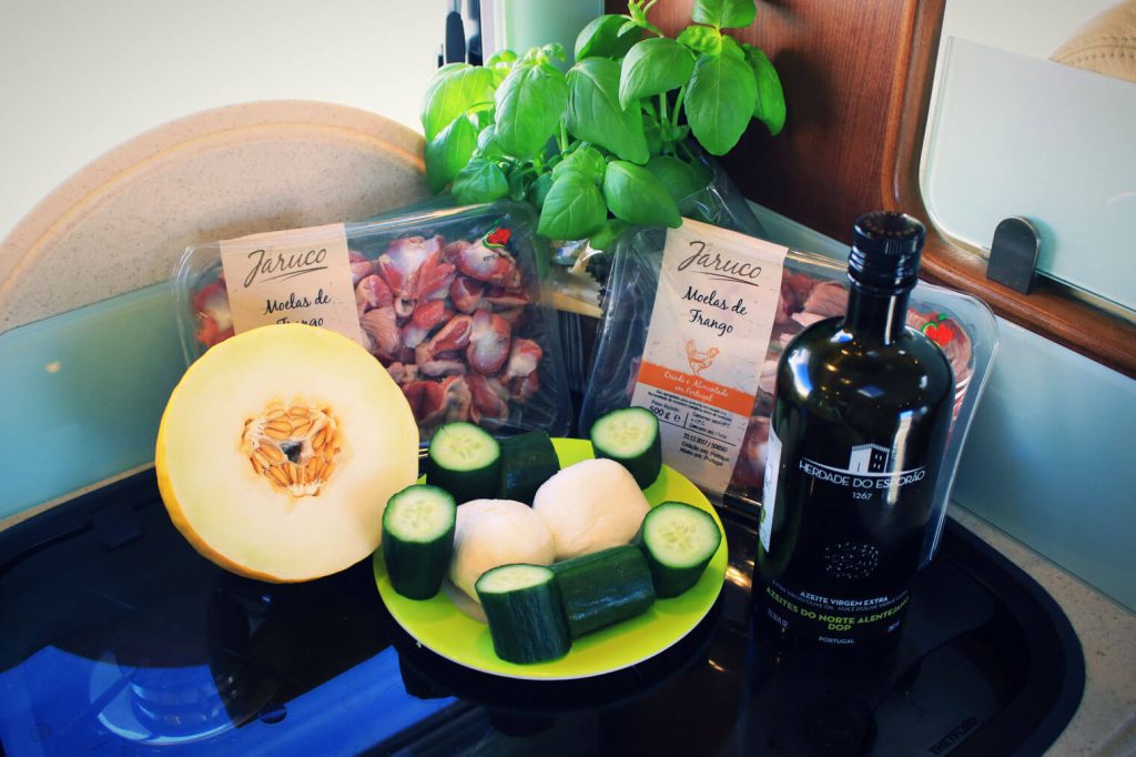 Hundefutter selbst machen Canis Road Kochen für Hunde - Rezept Zutaten auf Tisch