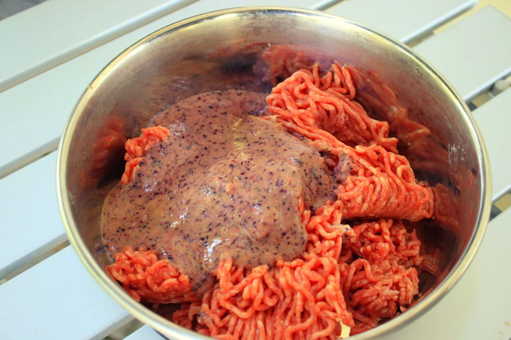 Hundefutter selbst machen Kochen für Hunde - Rezept für Rinderhack mit Heidelbeere