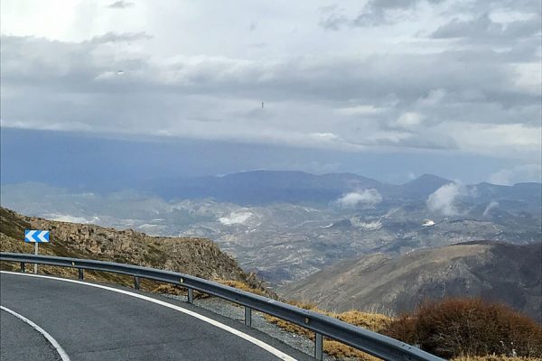 Claudia Kobold von Canis Road im Wohnmobil mit Hund in Spanien