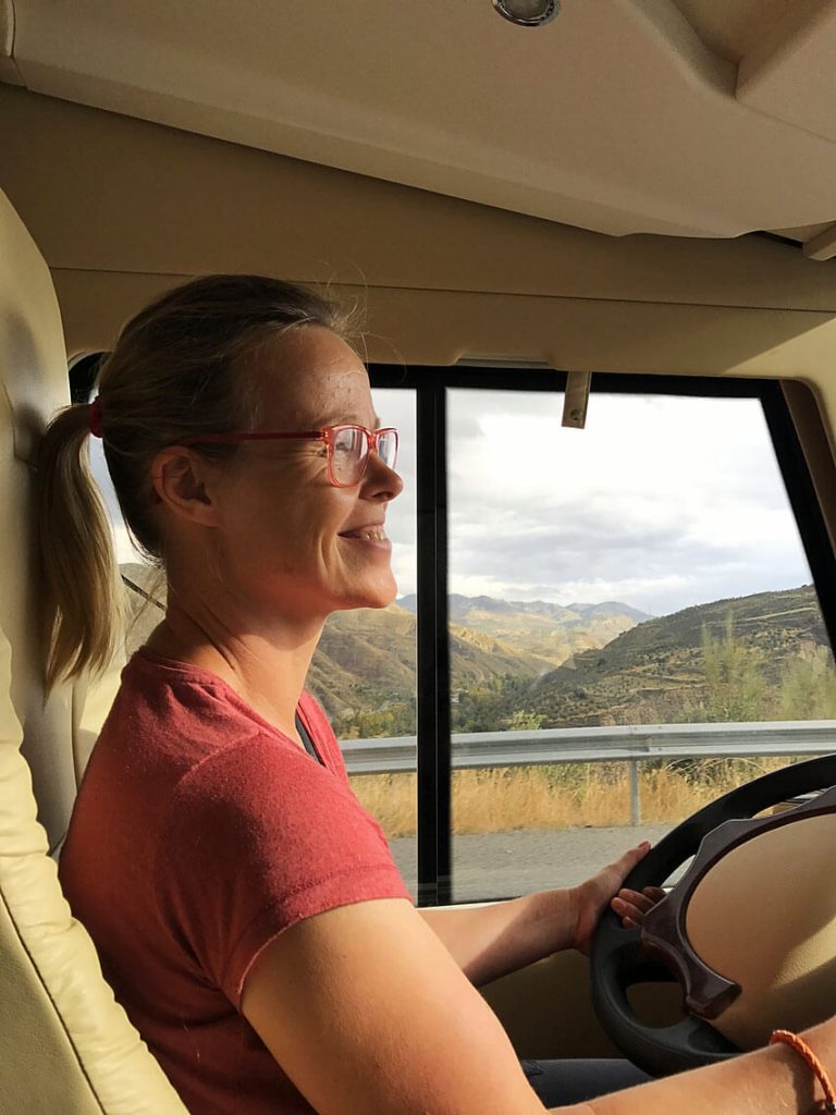 leben-im-wohnmobil-sierra-nevada-7 Claudia Kobold von Canis Road am Steuer vom Wohnmobil in Spanien