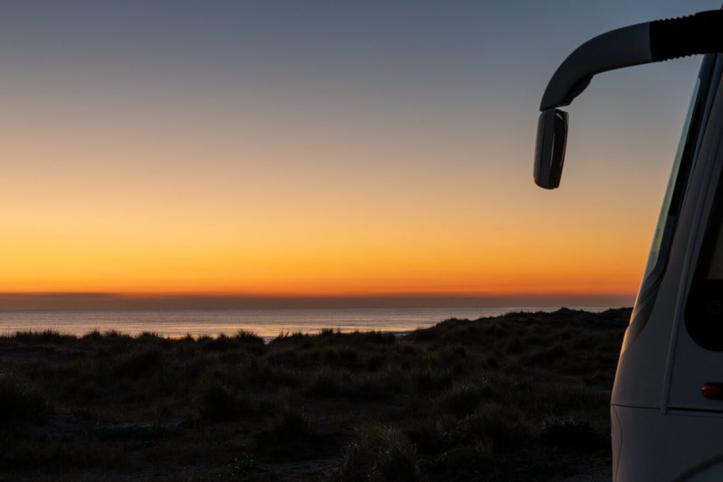 BX7A1341 Wohnmobil auf einem Canis Road Stellplatz im Sonnenuntergang am Strand von Valencia