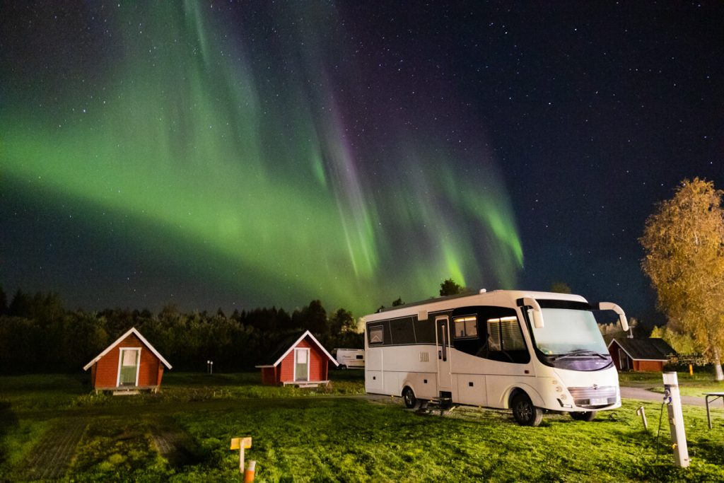 Aurora hinter dem Wohnmobil in Schweden