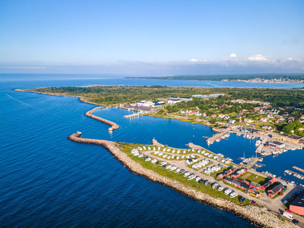 DJI_0891 Drohnenbild von einem Stellplatz. Hund am Strand in Spanien liegend. Canis Road Wohnmobil Reiseführer - Reisebericht Schweden