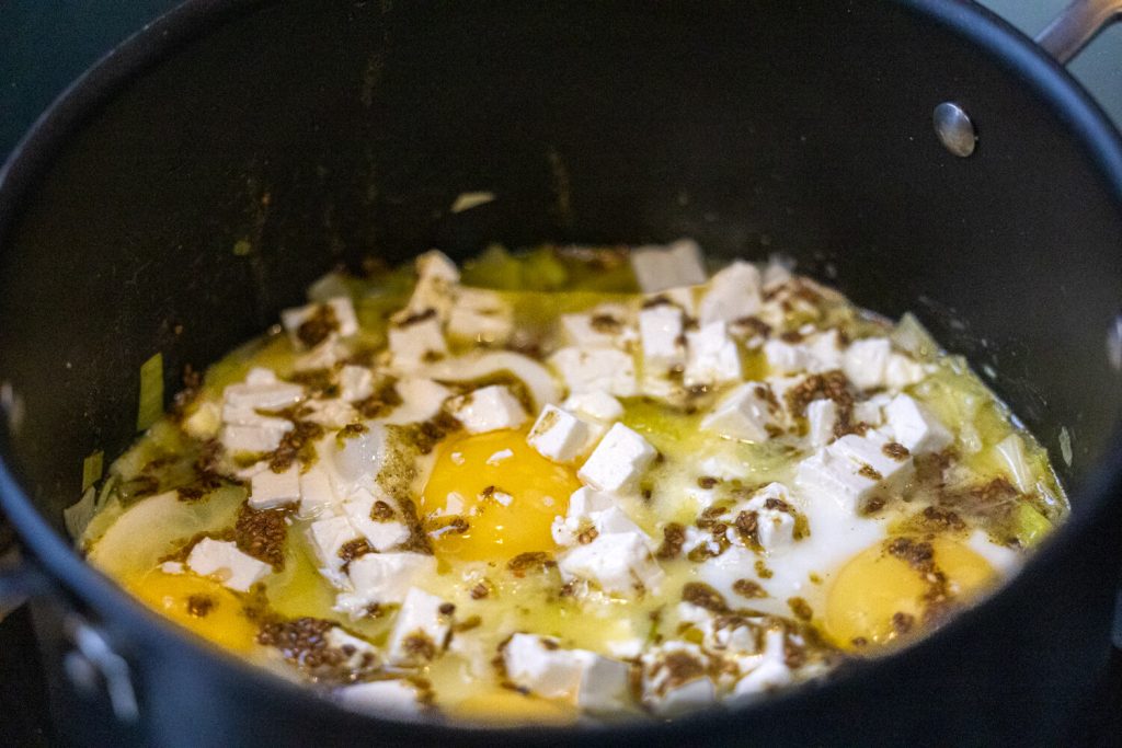 BX7A8540 Kochen im Wohnmobil - Pochiertes Ei mit Lauch und Feta