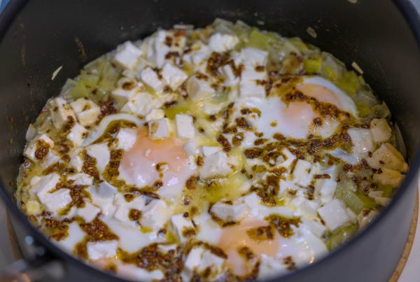 Kochen im Wohnmobil - Pochiertes Ei mit Lauch und Feta