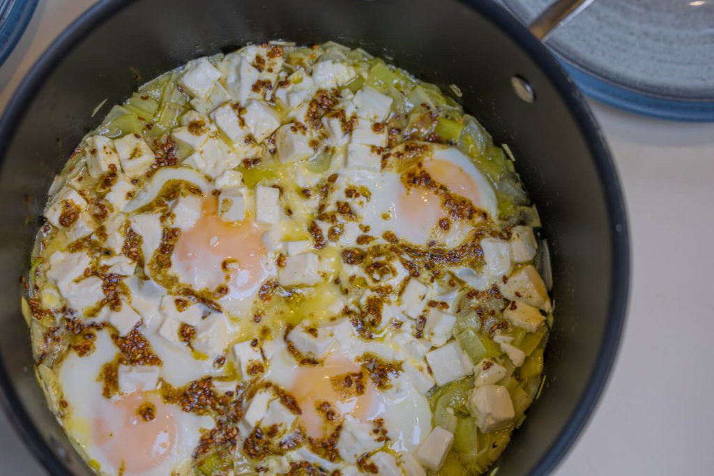 BX7A8552 Kochen im Wohnmobil - Pochiertes Ei mit Lauch und Feta