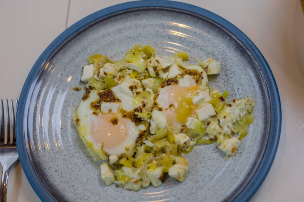 BX7A8554 Kochen im Wohnmobil - Pochiertes Ei mit Lauch und Feta