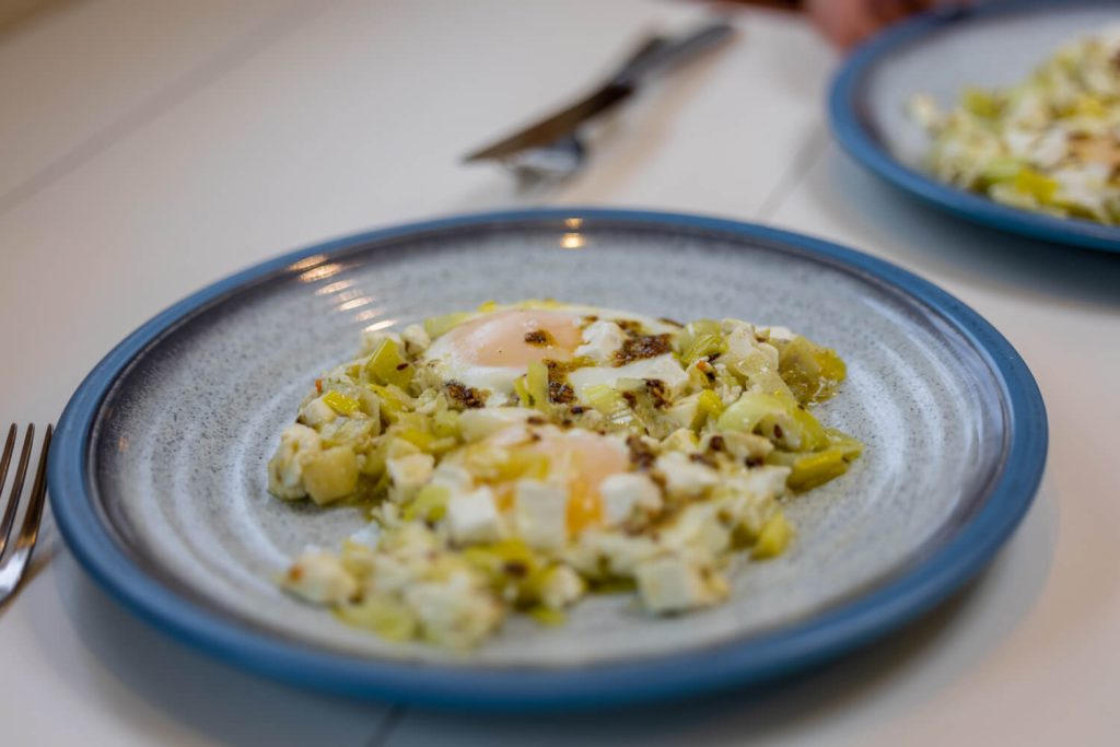 BX7A8555 Kochen im Wohnmobil - Pochiertes Ei mit Lauch und Feta