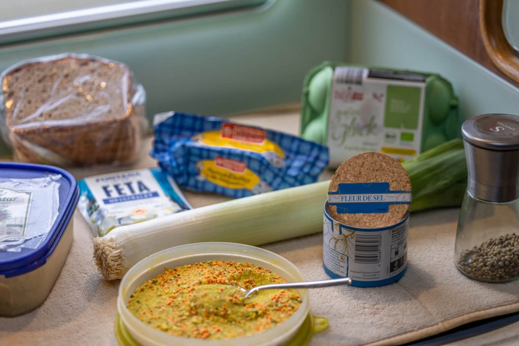 BX7A8560 Kochen im Wohnmobil - Pochiertes Ei mit Lauch und Feta