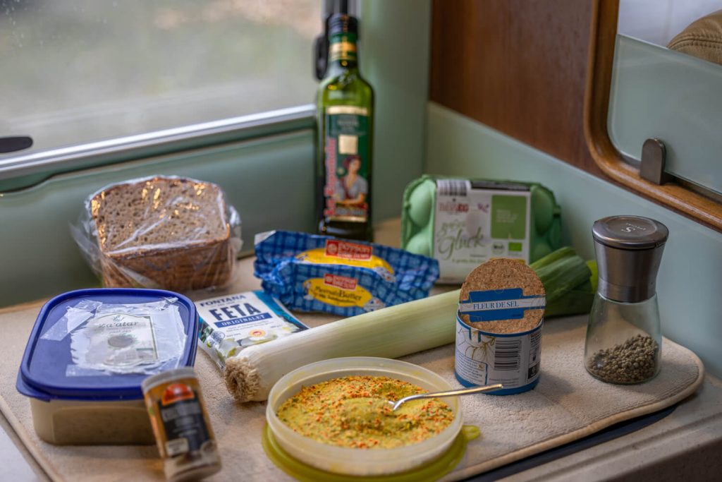 BX7A8561 Kochen im Wohnmobil - Pochiertes Ei mit Lauch und Feta