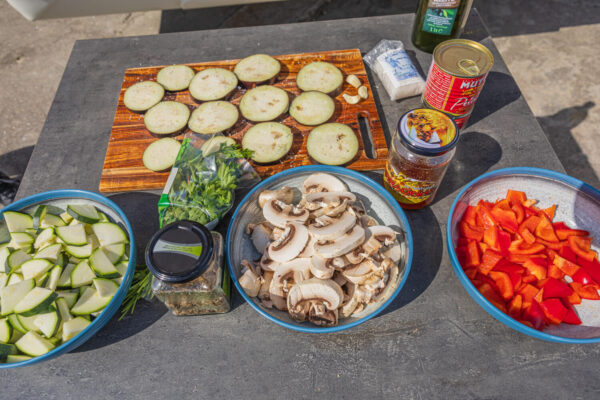 BX7A0364 Kochen im Wohnmobil Grillhähnchen mit Antipasti