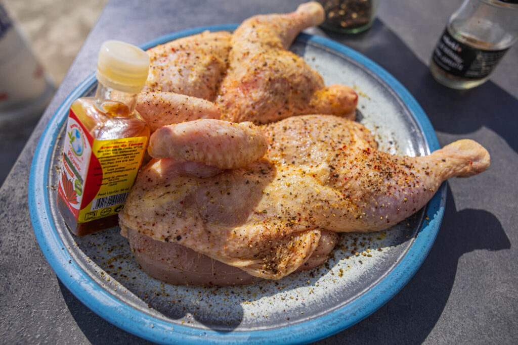 BX7A0371 Frango Assado mit Antipasti - grillen - barbecue - Kochen im Wohnmobil- campingrezepte