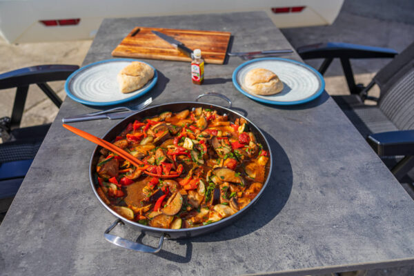 BX7A9423 Kochen im Wohnmobil Grillhähnchen mit Antipasti