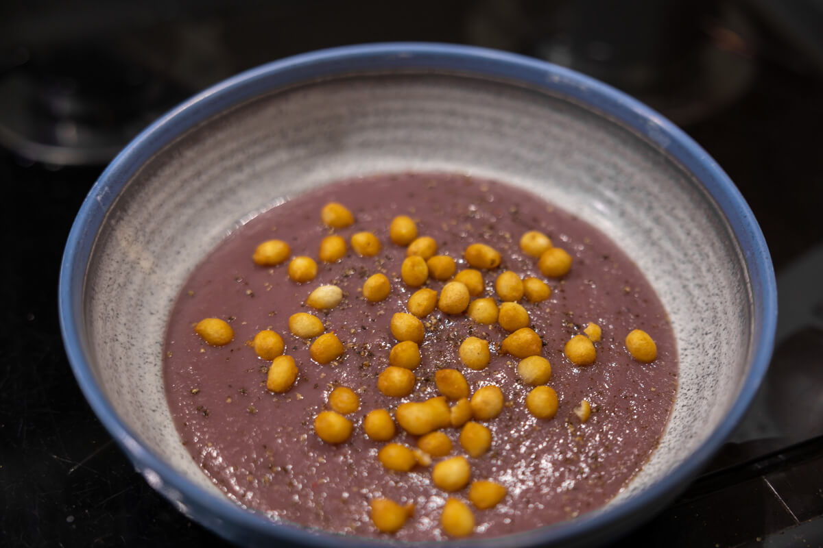 Rotkohl Creme Suppe mit Backerbsen svg+xml;charset=utf