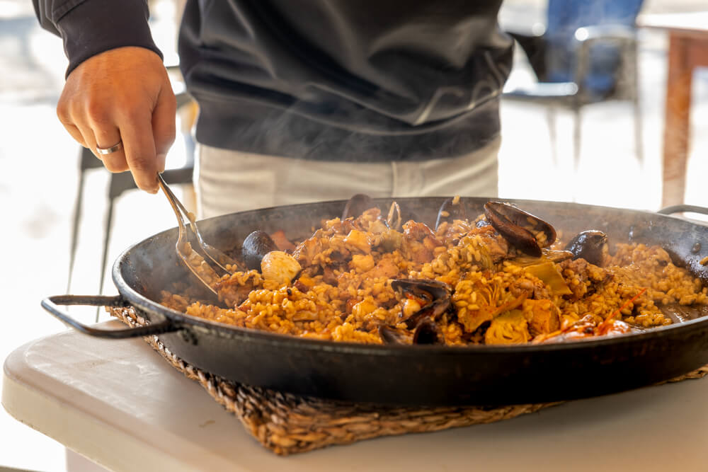 BX7A0613 Essen in Spanien, Paella essen, Camping in Spanien