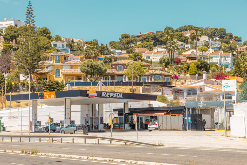 BX7A2021 Repsol Tankstelle mit Waschanlage in Spanien