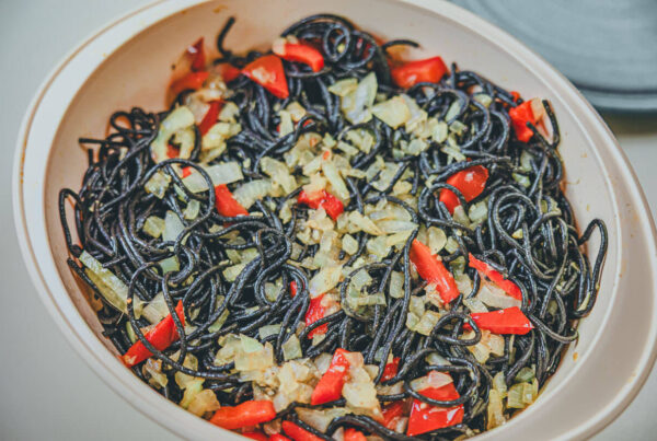 Marinierte Seebrasse mit Sepia Spaghetti
