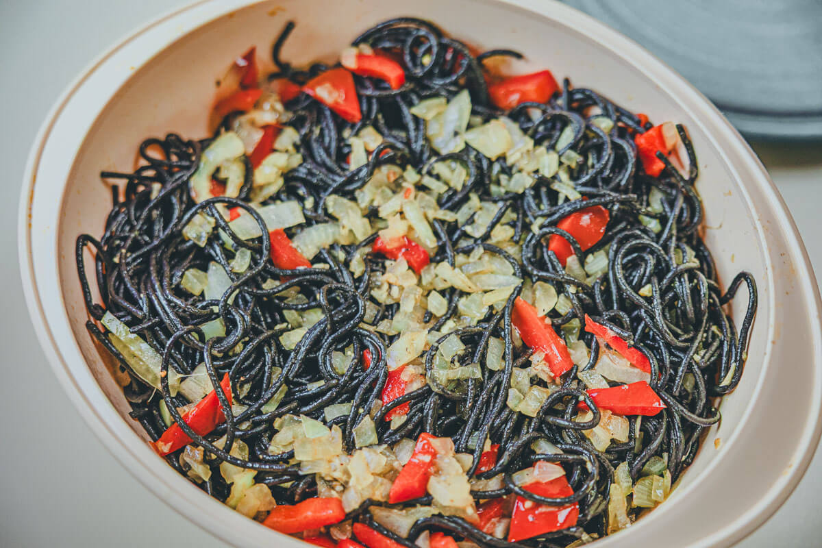 Marinierte Seebrasse mit Sepia Spaghetti mega lecker
