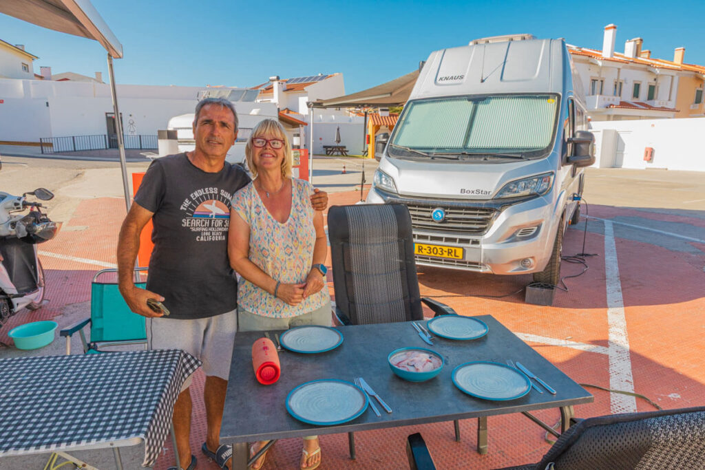 BX7A4011 Kochen vor dem Wohnmobil