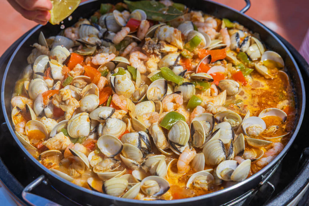 BX7A4048 Venusmuscheln, Seeteufel, cataplana, cadac paella pan
