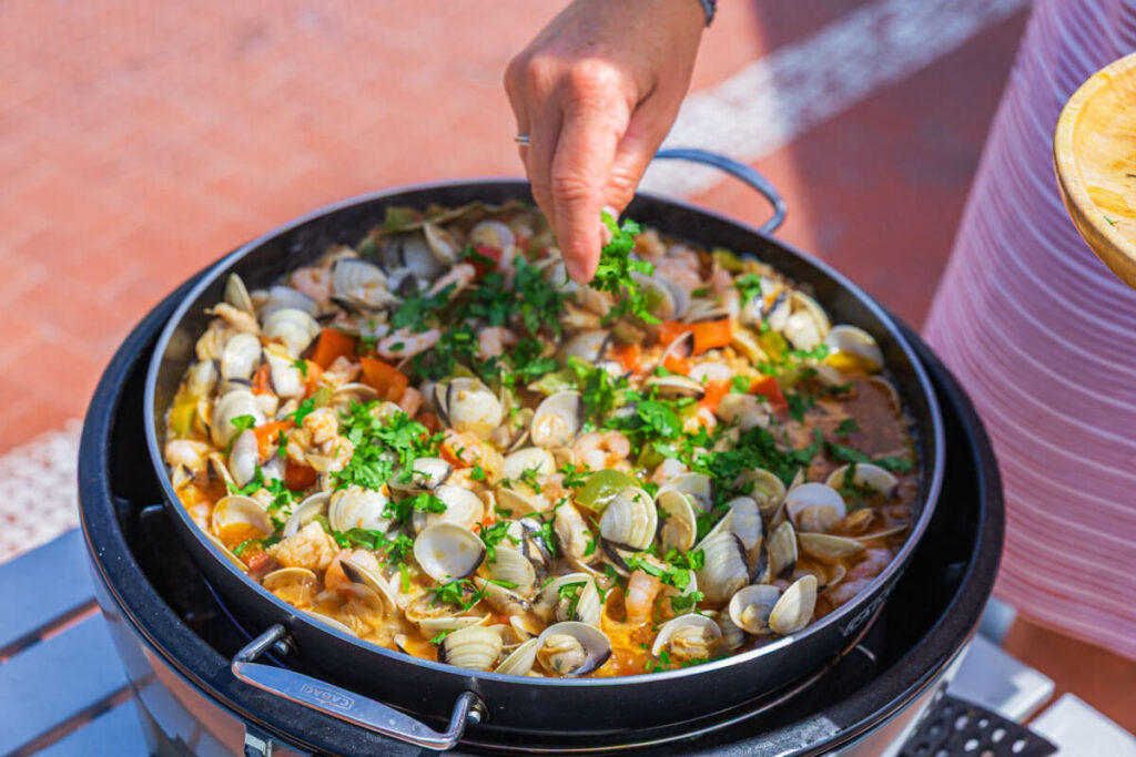 BX7A4051 Venusmuscheln, Seeteufel, cataplana, cadac paella pan
