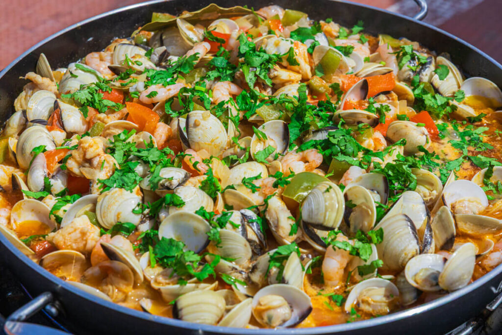 BX7A4055 Venusmuscheln, Seeteufel, cataplana, cadac paella pan