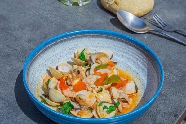 Cataplana de Tamboril (Seeteufel) com marisco Venusmuscheln, Seeteufel, cataplana