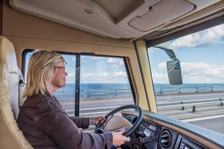 Claudia Kobold am Steuer des Wohnmobils